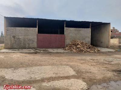 usin de boit  un grand Hangar sur la route - Thumbnail 4