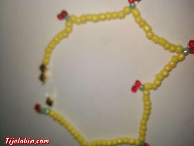 collier avec motif ( cerise) - Hussein Dey, Alger