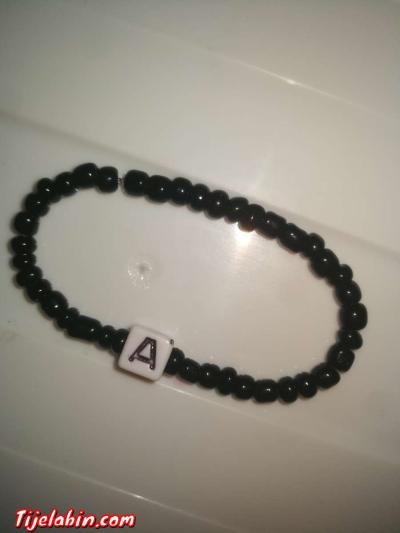 braclet noir avec lettre(à) - Hussein Dey, Alger