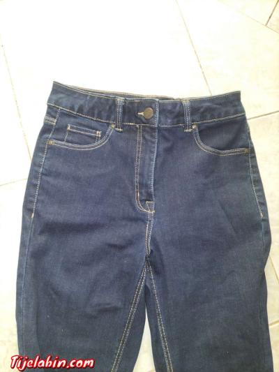 je vends un jean bleu foncé il vient de chez Damart