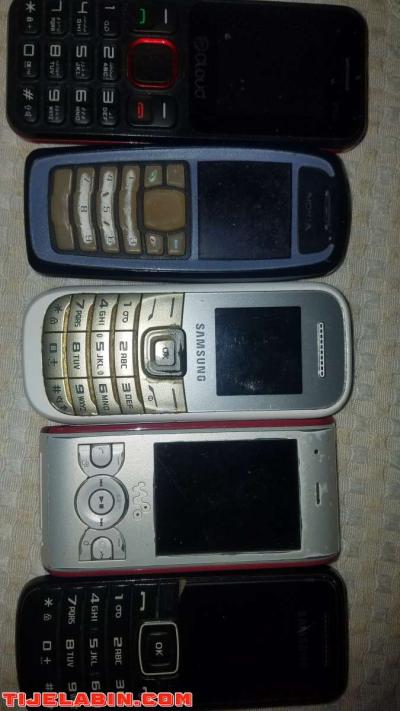 مجموعة من الهواتف المعطلة موجهة نحو محلات التصليح و الصيانة - Thumbnail 2