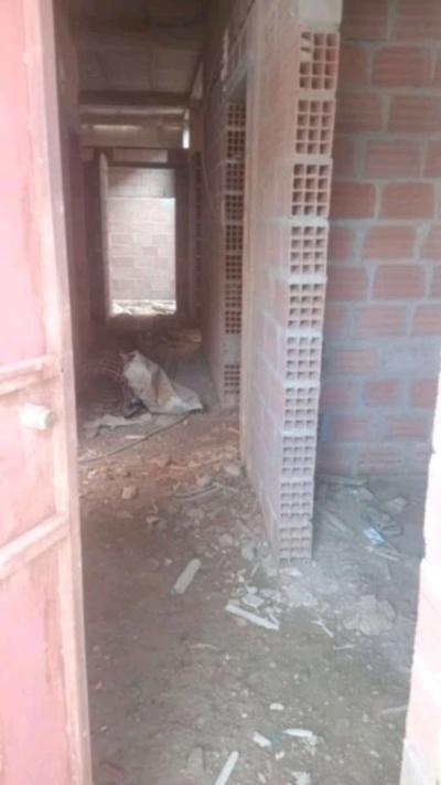 بيت 120 متر مربع نصف جاهز يحتوي على الكهرباء عرفي - Thumbnail 4