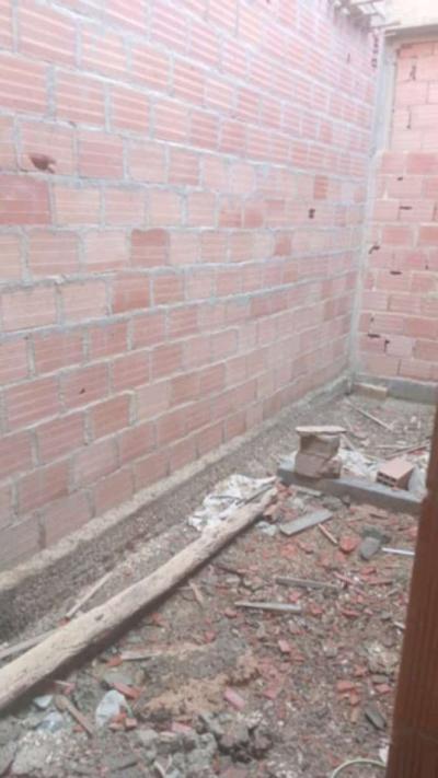 بيت 120 متر مربع نصف جاهز يحتوي على الكهرباء عرفي - Thumbnail 2