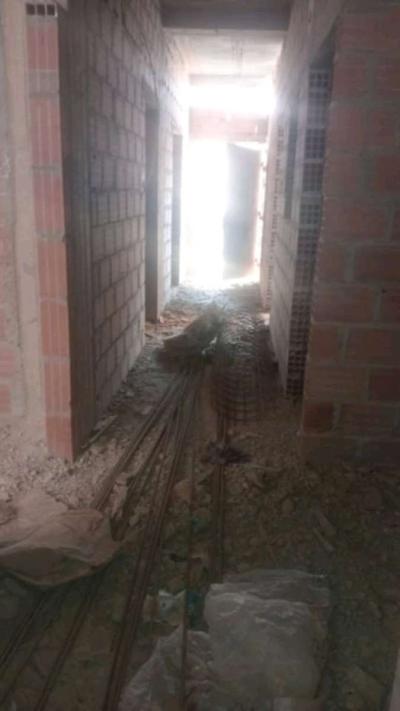 بيت 120 متر مربع نصف جاهز يحتوي على الكهرباء عرفي - Thumbnail 3