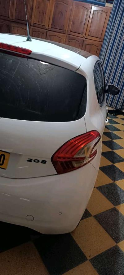 Peugeot 208 - Thumbnail 4