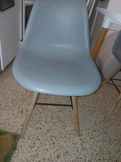 table de cuisine avec 4 chaises - Thumbnail 3