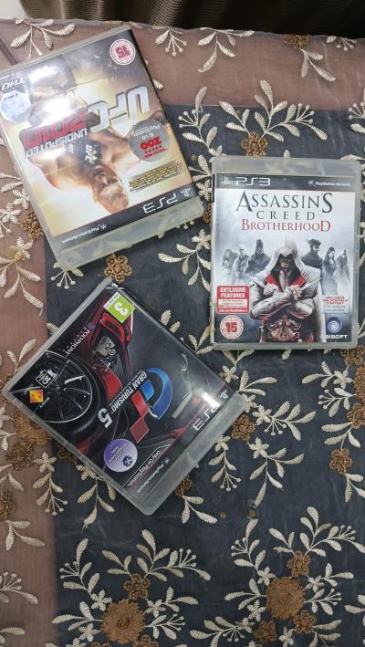 CD PS3 grane turismo assassin Creed Brotherhood UFC 2010 s